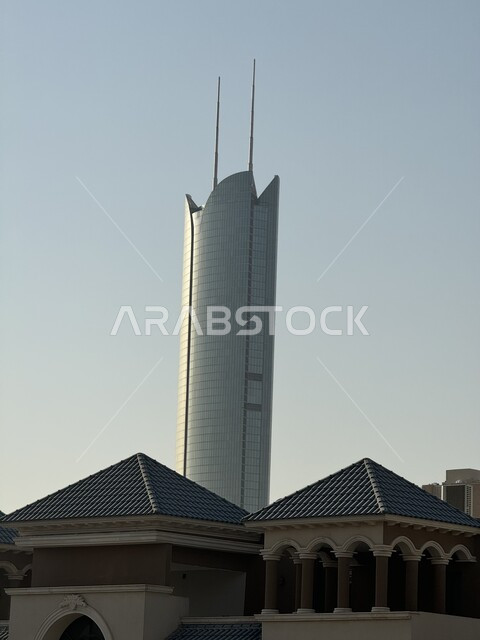 التطور الحديث و المتميز في الرياض, برج رافال على طريق الملك فهد بمدينة الرياض في وقت النهار, النهضة الاقتصادية و العمرانية في السعودية, الأبراج وناطحات السحاب في المملكة, معالم سياحية مشهورة في السعودية