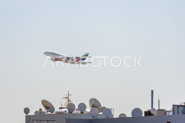 توفير الخدمات المتطورة لسهولة التنقل بين البلدان, مفهوم للسياحة والسفر, شركة طيران رائدة في العالم، طائرة تابعة لأسطول طيران الإمارات تحلق في السماء, جودة شركات النقل الجوي الاماراتية