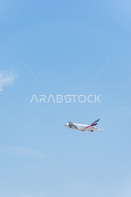 شركة طيران رائدة في العالم، طائرة تابعة لأسطول طيران الإمارات تحلق في السماء, جودة شركات النقل الجوي الاماراتية, توفير الخدمات المتطورة لسهولة التنقل بين البلدان, مفهوم للسياحة والسفر