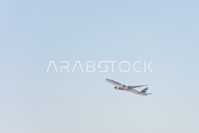 توفير الخدمات المتطورة لسهولة التنقل بين البلدان, طائرة تابعة لأسطول طيران الامارات تحلق في السماء في وقت النهار, وسائل النقل و المواصلات الجوية, شركات و خطوط الطيران الرائدة الشرق الأوسط