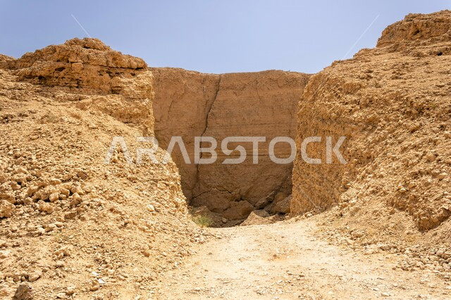 الطبيعة الصحراوية و البيئة الجبلية، التكوينات والتشكلات الصخرية الطبيعية في صحراء المملكة العربية السعودية، أماكن طبيعيه سياحية ومعالم تاريخية أثرية قديمة لجذب السياح، مستنقع ضخم لمياه الامطار في الرياض