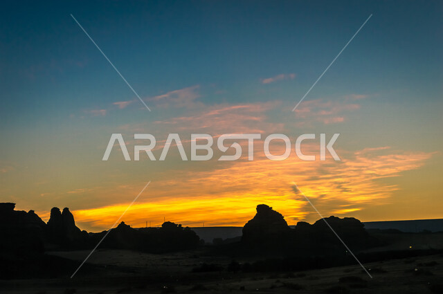 صورة ظلية اثناء شروق وغروب الشمس، الجمال التاريخي لمدائن صالح في العلا بالمملكة العربية السعودية، الحضارة العربية القديمة، جمال التشكيلات الصخرية ، معالم اثرية سياحية في السعودية