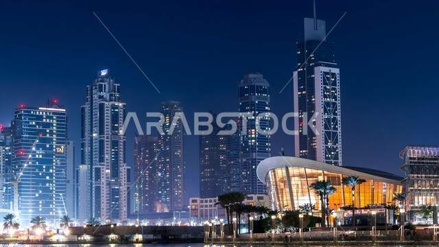 الفن الهندسي المعماري لمبنى دار الأوبرا في امارة دبي في الامارات العربية المتحدة، معالم ثقافية سياحية مشهورة، استضافة مجموعة متنوعة من العروض والفعاليات، أماكن جذب واستقطاب السياح من شتى أنحاء العالم