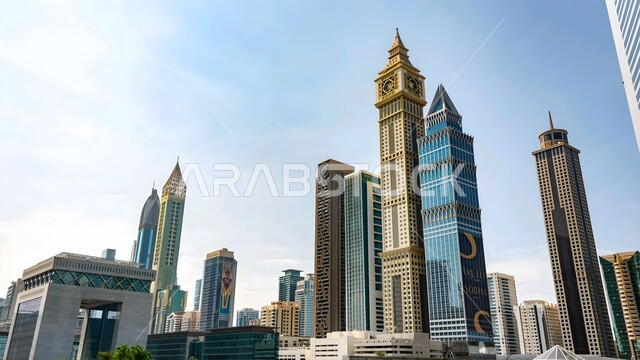الفنون والتصاميم المعمارية للمنشآت والمباني في إمارة دبي، التطور والتقدم الهندسي المعماري للأبراج وناطحات السحاب في الامارات العربية المتحدة، برج اليعقوب في شارع الشيخ زايد في وقت النهار، المعالم والأماكن السياحية المشهورة