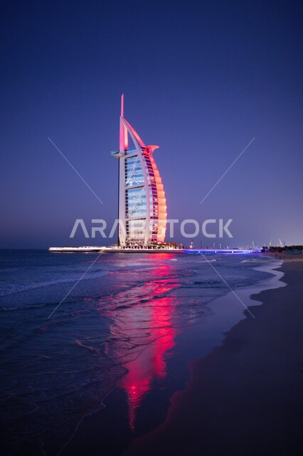 الفن الهندسي المعماري للأبراج وناطحات السحاب، جذب واستقطاب السياح من انحاء العالم، فندق برج العرب في مدينة دبي وقت الليل، النمو والتطور العمراني على ساحل الخليج العربي، الواجهة السياحية في الامارات العربية المتحدة