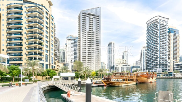 الواجهة البحرية على ساحل الخليج العربي، حركة اليخوت والسفن في البحر، الفن الهندسي المعماري للمباني المطلة على المرفأ، مناطق جذب السياح من شتى أنحاء العالم، أماكن دبي السياحية المشهورة، النمو والتوسع العمراني للأبراج وناطحات السحاب في الإمارات العربية المتحدة