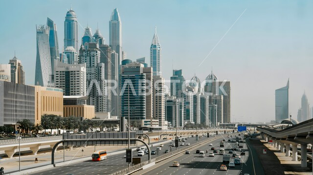 حركة سير السيارات في الشوارع و الطرقات، الفن الهندسي المعماري لبناء المباني المنشآت التجارية والسكنية, منظر الأبراج و ناطحات السحاب المشهورة في دبي وقت النهار, أماكن ومعالم سياحية في الإمارات العربية المتحدة