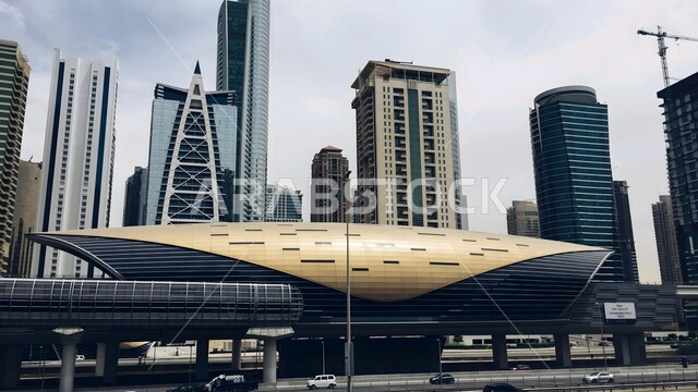 مترو دبي في وضح النهار، شبكة سكة حديد للنقل السريع في مدينة دبي، الطرق والشوارع والسيارات، محطات المترو في الامارات العربية المتحدة، التصميم الهندسي المعماري المميز في الامارات، النمو والتقدم العمراني لوسائل النقل
