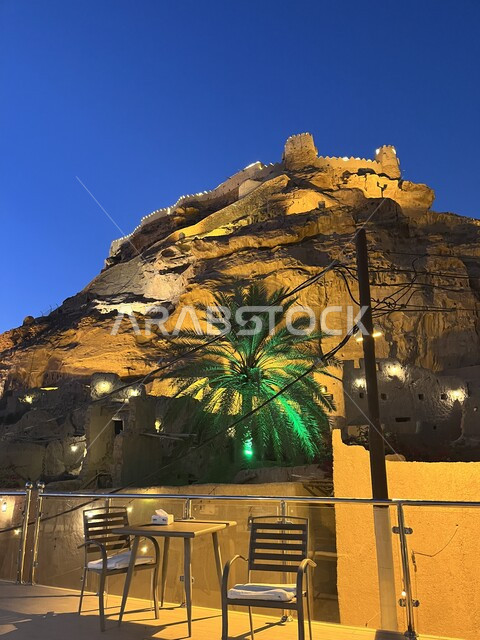 العراقة والحضارة العربية الاصيلة, القرى السياحية العالمية في السعودية، الفن الهندسي المعماري على الطراز القديم للبيوت والمنازل الطينية الشعبية التراثية في بلدة العلا القديمة في الليل, التشكيلات الصخرية للقمم والمرتفعات الجبلية