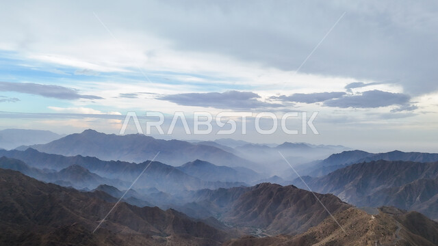  السحب والغيوم الكثيفة على القمم والمرتفعات والجبال العالية، أماكن طبيعية للمغامرات ورحلات السفاري، البيئة الجبلية لمنطقة أبها في عسير، سلاسل الجبال الصخرية، التضاريس على سفوح الجبل