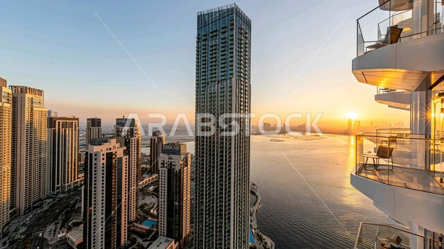 الأبراج والمباني من شرفة المنزل وقت غروب الشمس، النمو والتقدم العمراني, الفنون و التصاميم الهندسية المعمارية الحديثة لناطحات السحاب في الامارات العربية المتحدة، مفهوم الاسترخاء والاستمتاع بالاجواء الهادئة