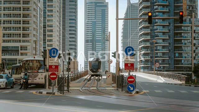 النمو والتقدم العمراني، الاهتمام بالبنية التحتية للجسور والطرقات، محطات وصول المسافرين، قطار مترو دبي، توفير التسهيلات والخدمات للمغادرين والقادمين إلى الإمارات العربية المتحدة، مفهوم المواصلات العامة، أحدث أنظمة السكك الحديدية