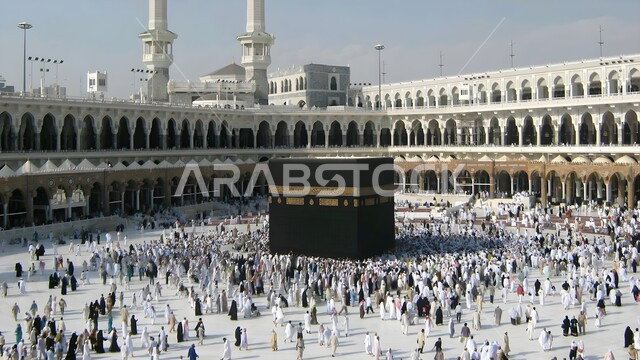 مقدسات وأماكن دينية إسلامية, الكعبة المشرفة في مكة المكرمة, وجهة المسلمين في جميع بقاع الأرض, أداء الفرائض والصلاة والعبادات والتقرب إلى الله, طواف الحجاج حول بيت الله الحرام في الحرم المكي الشريف في وقت النهار