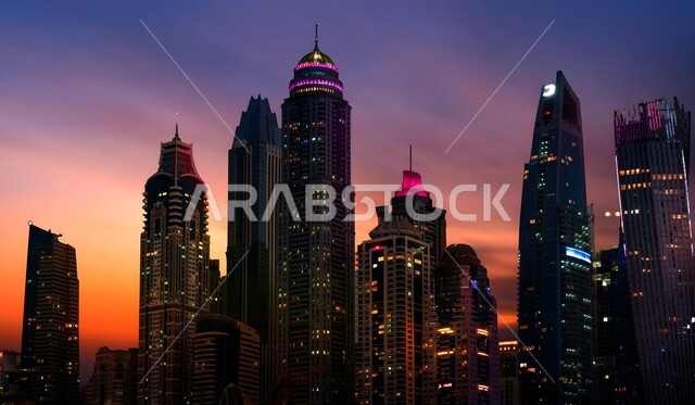 الفن الهندسي المعماري على الطراز الحديث للأبراج وناطحات السحاب في إمارة دبي في وقت غروب الشمس، جذب واستقطاب السياح من أنحاء العالم، النمو والتطور العمراني للمباني والمنشآت السكنية والتجارية، الواجهة السياحية في الإمارات العربية المتحدة