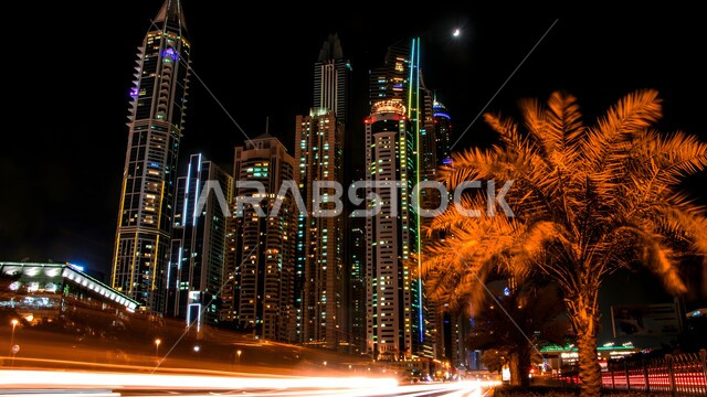 النمو والتطور العمراني للمباني والمنشآت السكنية والتجارية، الفن الهندسي المعماري على الطراز الحديث للأبراج وناطحات السحاب في إمارة دبي في وقت غروب الشمس، جذب واستقطاب السياح من أنحاء العالم، الواجهة السياحية في الإمارات العربية المتحدة