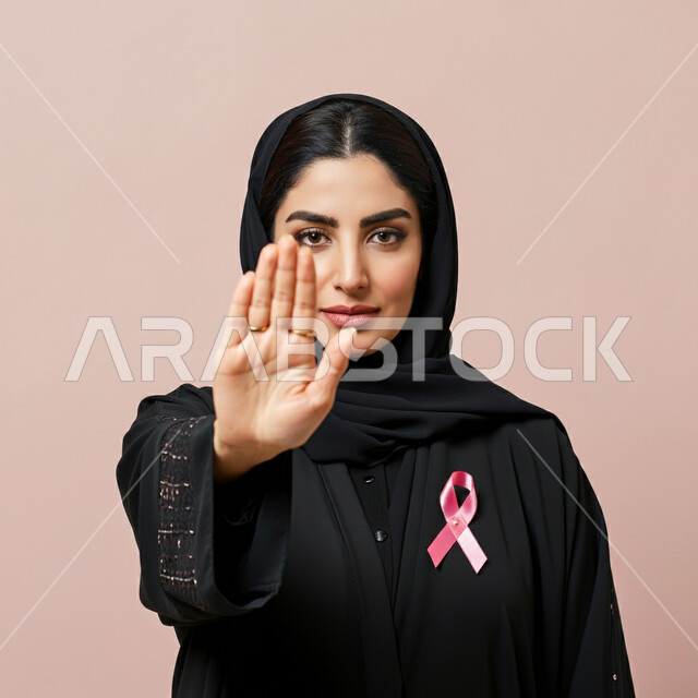 القيام بحملة توعوية عن سرطان الثدي، المنع والتوقف عن إهمال الكشف المبكر، بورتريه مقرب لإمرأة عربية خليجي سعودية ترتدي الحجاب والعباءة تضع الشريط الوردي ترفع يدها بحركات الرفض والقوة، تحدي الأمراض والأورام الخبيثة، رمز الحملة العالمية، خلفية وردية