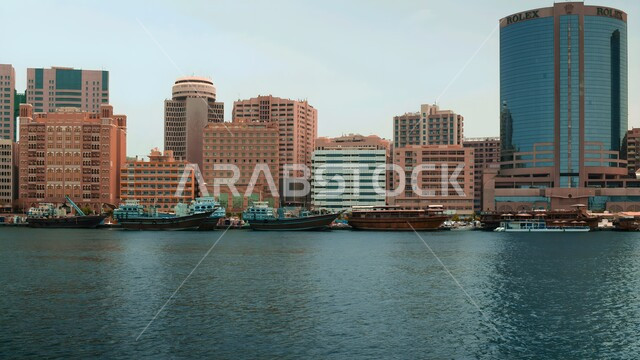  الفن الهندسي المعماري على الطراز الحديث للأبراج وناطحات السحاب المطلة على البحر, الواجهة السياحية في الامارات العربية المتحدة, النمو والتطور العمراني في الخليج العربي, جذب واستقطاب السياح من انحاء العالم
