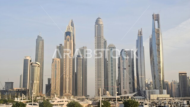 الواجهة السياحية في الامارات العربية المتحدة, النمو والتطور العمراني في الخليج العربي, الفن الهندسي المعماري على الطراز الحديث للأبراج وناطحات السحاب المطلة على البحر, جذب واستقطاب السياح من انحاء العالم