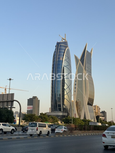 التطور الحديث و المتميز في الرياض, برج هيتال على طريق الملك فهد بمدينة الرياض في وقت النهار, النهضة الاقتصادية و العمرانية في السعودية, الأبراج وناطحات السحاب في المملكة, معالم سياحية مشهورة
