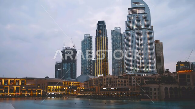 الفن الهندسي المعماري على الطراز الحديث للأبراج وناطحات السحاب المطلة على البحر, الواجهة السياحية في الامارات العربية المتحدة, النمو والتطور العمراني في الخليج العربي, جذب واستقطاب السياح من انحاء العالم