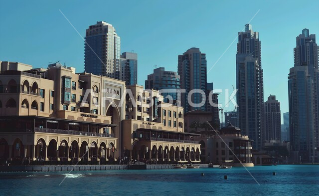 النمو والتطور العمراني للمباني والمنشآت السكنية والتجارية، الفن الهندسي المعماري على الطراز الحديث للأبراج وناطحات السحاب، سوق البحار بالقرب من دبي مول، جذب واستقطاب السياح من أنحاء العالم، الواجهة السياحية في الإمارات العربية المتحدة
