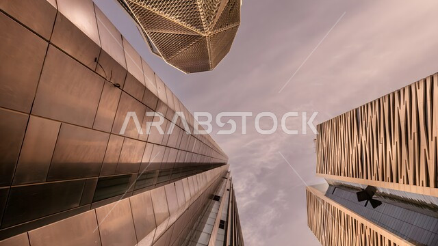 الشركات الرائدة في الخدمات المصرفية، صورة من الأسفل لمركز الملك عبد الله المالي ( كافد ) في الرياض، الفن الهندسي على الطراز الحديث للأبراج وناطحات السحاب في المملكة العربية السعودية، الوجهة المثالية للمال والأعمال بمعايير عالمية، تحقيق النهضة الاقتصادية
