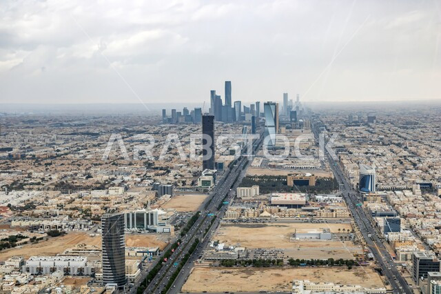 الطرقات والشوارع الإسفلتية المعبدة، الفن الهندسي المعماري للأبراج وناطحات السحاب في الرياض، المعالم السياحية المشهورة، النمو والتقدم العمراني للمنشآت والمباني السكنية والتجارية في المملكة العربية السعودية