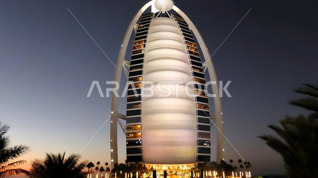 الواجهة السياحية في الامارات العربية المتحدة، الفن الهندسي المعماري للأبراج وناطحات السحاب، جذب واستقطاب السياح من انحاء العالم، فندق برج العرب في مدينة دبي المضيء ليلا، النمو والتطور العمراني على ساحل الخليج العربي