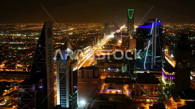 الطرقات والشوارع الإسفلتية المعبدة، الفن الهندسي المعماري للأبراج وناطحات السحاب في الرياض، المعالم السياحية المشهورة المضيئة ليلا، النمو والتقدم العمراني للمنشآت والمباني السكنية والتجارية في المملكة العربية السعودية