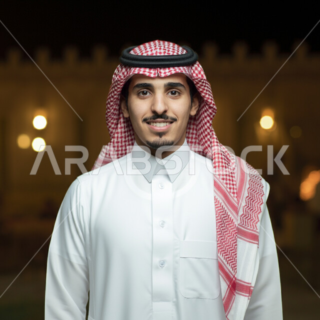  مفهوم الأناقة والرجولة، التقاط صور شخصية للوثائق الرسمية، صورة مقربة لشاب عربي خليجي سعودي يرتدي الشماغ والثوب التقليدي ينظر إلى الكاميرا بإيماءات الثقة بالنفس، الاعتناء والاهتمام بالمظهر الخارجي