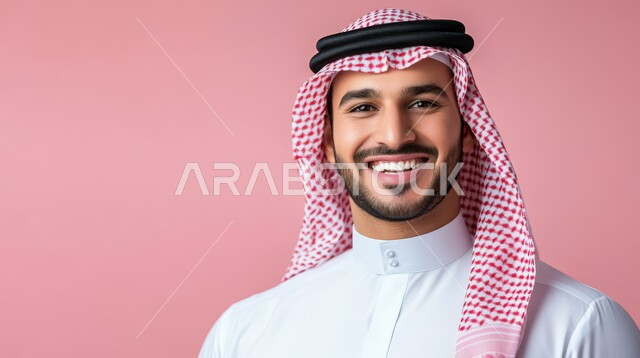 الاهتمام بالأناقة والمظهر الخارجي، بورتريه مقرب لرجل عربي خليجي سعودي مبتسم يرتدي الشماغ والثوب التقليدي ينظر إلى الكاميرا بإيماءات السرور، مفهوم الوسامة والرجولة، الشعور بالثقة في النفس، التقاط الصور الشخصية للوثائق الرسمية، خلفية بيضاء