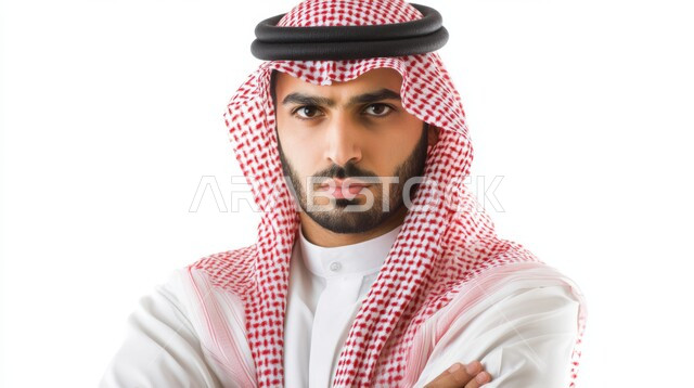 التقاط الصور الشخصية للوثائق الرسمية، الاهتمام بالأناقة والمظهر الخارجي، بورتريه مقرب لرجل عربي خليجي سعودي مبتسم يرتدي الشماغ والثوب التقليدي ينظر إلى الكاميرا بإيماءات الحزم والجدية، مفهوم الوسامة والرجولة، الشعور بالثقة في النفس، خلفية بيضاء