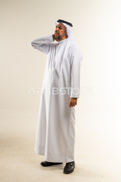 الحاجه للراحة و وضع خطة علاجية, شد عضلي في الرقبه ،التهاب العضلات والمفاصل، الإحساس بالتعب والإرهاق, بورتريه من الجانب لرجل عربي خليجي كويتي يرتدي الثوب والغترة يضع يده على رقبته بإيماءات الألم، صورة الجسم بالكامل، خلفية بيضاء