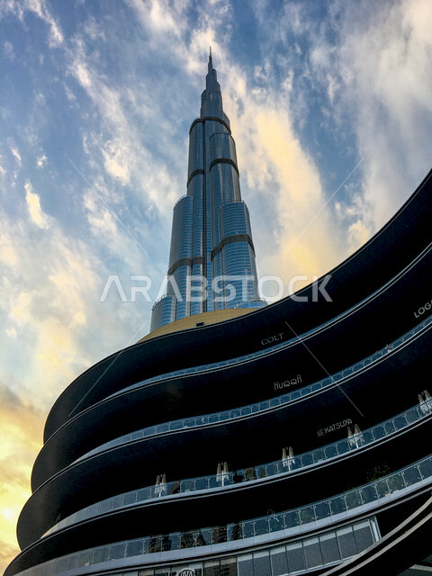 صورة من زاوية سفلية لبرج خليفة في مدينة دبي بالإمارات العربية المتحدة، ابراج وناطحات سحاب، معالم دبي السياحية، الفن الهندسي والمعماري لبرج خليفة، السياحة في الإمارات