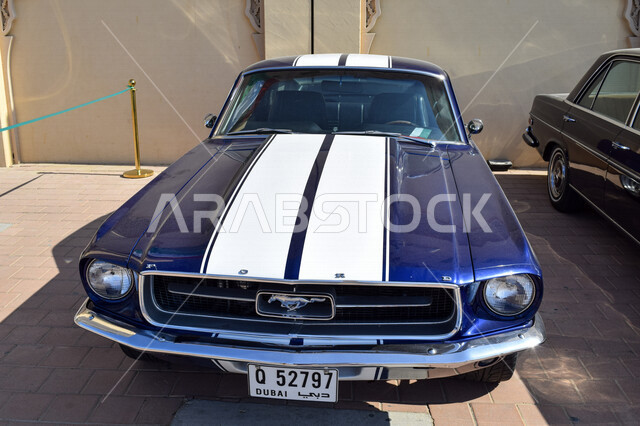 صورة لسيارة كلاسيكية مشاركة في احتفالات اليوم الوطني لدولة الإمارات العربية المتحدة، بوادي مول، فعاليات الإمارات