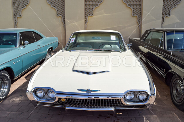 صورة لسيارة كلاسيكية مشاركة في احتفالات اليوم الوطني لدولة الإمارات العربية المتحدة، بوادي مول، فعاليات الإمارات