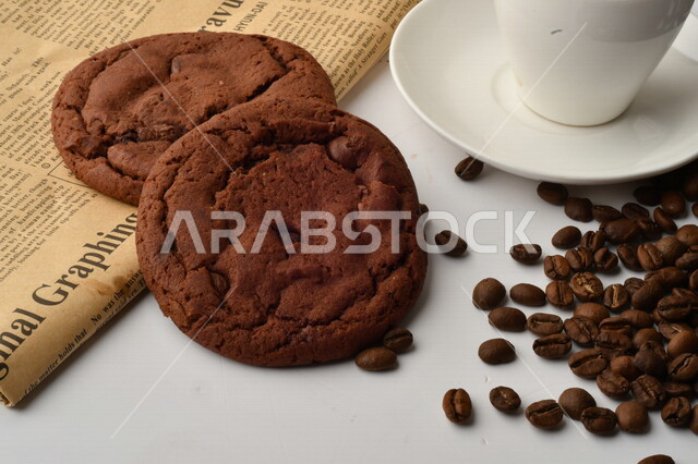 رقائق الشوكولاته الساخنه, رقاقات البسكويت الهشه مع قطع الشوكولاته الداكنه اللذيذه, كوكيز, بسكويت بالشوكولاته, حلويات مخبوزه طازجه