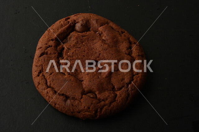 رقائق الشوكولاته الساخنه, رقاقات البسكويت الهشه مع قطع الشوكولاته الداكنه اللذيذه, كوكيز, بسكويت بالشوكولاته, حلويات مخبوزه طازجه