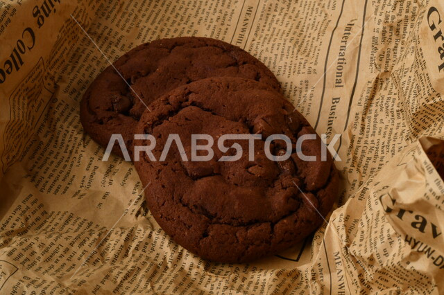 رقائق الشوكولاته الساخنه, رقاقات البسكويت الهشه مع قطع الشوكولاته الداكنه اللذيذه, كوكيز, بسكويت بالشوكولاته, حلويات مخبوزه طازجه