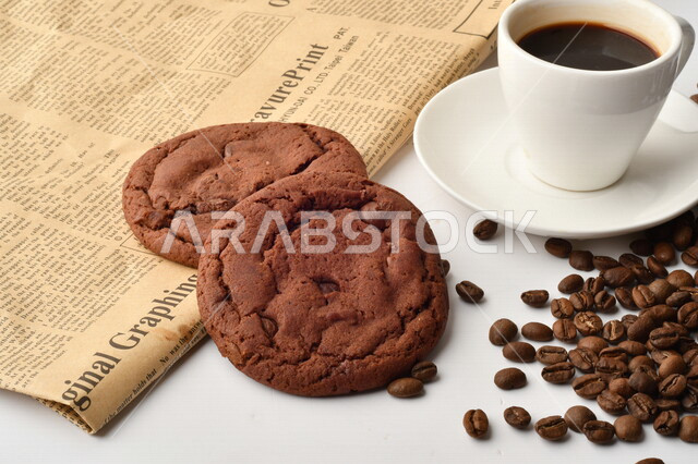 فنجان قهوه سوداء مع قطع الكوكيز اللذيذه,  قهوة اسبرسو داكنه, رقائق البسكويت بالشوكولاته, حبوب البن المتناثره
