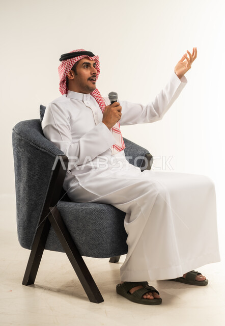 إقامة الندوات وورش العمل والتحاور والنقاش مع الآخرين، إلقاء الخطابات والكلمات التوعوية، تسجيل المقاطع الصوتية والغنائية، بورتريه من الجانب لشاب عربي خليجي بحريني يرتدي الثوب التقليدي والشماغ يجلس على كرسي ويمسك مكبر الصوت بيده، الطول الكامل للجسم، خلفية بيضاء