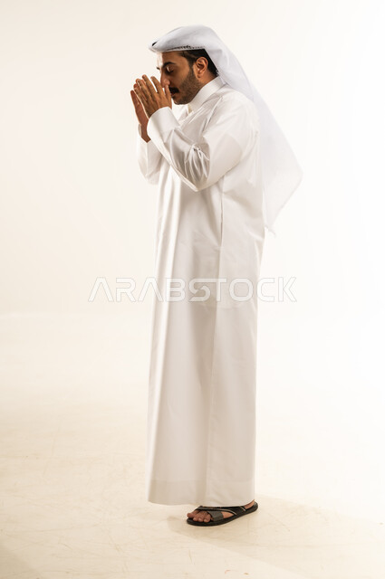 التهاب الأنف التحسسي, الشعور بالمرض و الزكام والحاجة الى العلاج والدواء, بورتريه لشاب عربي خليجي قطري يرتدي الثوب التقليدي والغترة يضع يديه على وجهه بإيماءات العطاس, صوة الجسم بالطول الكامل، خلفية بيضاء