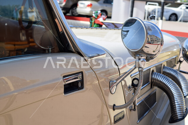 صورة جانية لسيارة كلاسيكية مشاركة في احتفالات اليوم الوطني لدولة الإمارات العربية المتحدة ،بوادي مول، فعاليات الإمارات