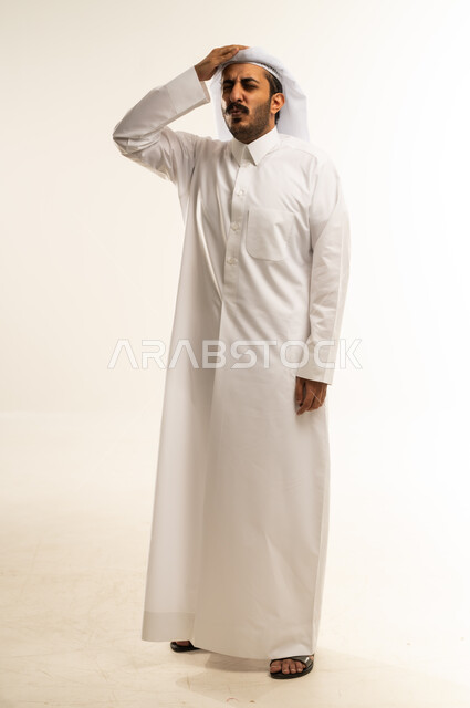 ايماءات تذكر امر ما، الشعور بالدهشة والذهول، النسيان والسهو والغفلة، بورتريه لرجل عربي خليجي قطري يرتدي الثوب التقليدي والغتلرة يضع يده على رأسه بتعابير الصدمة، صورة الجسم بالطول الكامل، خلفية بيضاء
