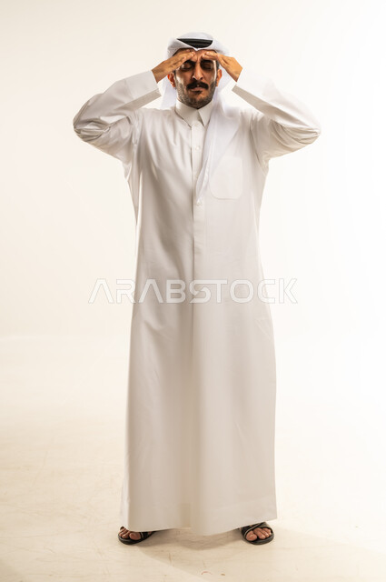 الصداع  وأمراض الجيوب الأنفية المزمنة، الحاجة الي الفحوصات الدورية والمتابعة، المرض والرشح والانفلونزا، بورتريه لرجل عربي خليجي قطري يرتدي الثوب التقليدي والغترة يضع يده على انفه بتعابير الألم، صورة الجسم بالطول الكامل، خلفية بيضاء