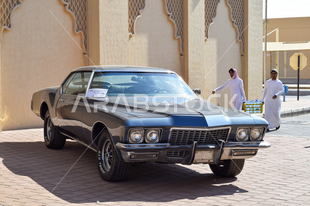 صورة لسيارة كلاسيكية مشاركة في احتفالات اليوم الوطني لدولة الإمارات العربية المتحدة، بوادي مول، فعاليات الإمارات