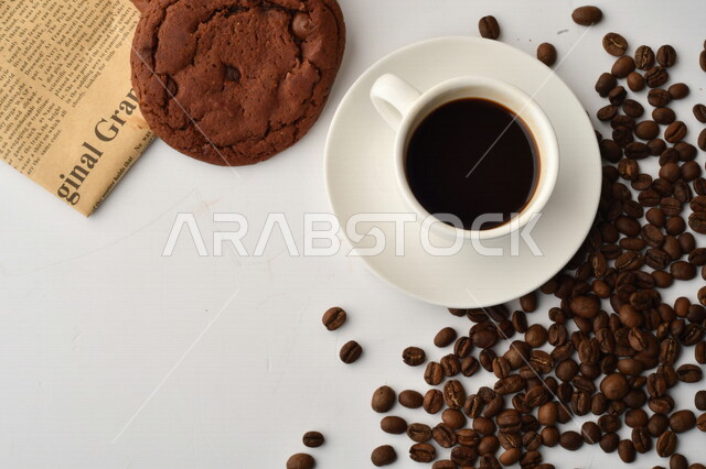 فنجان قهوه سوداء مع قطع الكوكيز اللذيذه,  قهوة اسبرسو داكنه, رقائق البسكويت بالشوكولاته, حبوب البن المتناثره