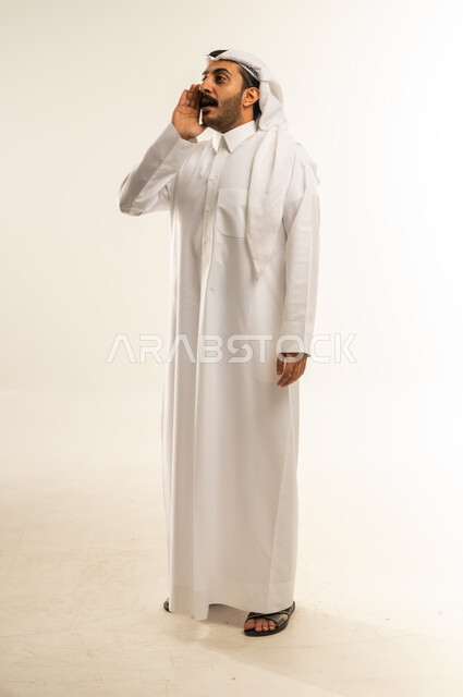 النداء بصوت مرتفع, بورتريه لرجل عربي خليجي قطري يرتدي الثوب التقليدي والغترة يضع يده امام فمه بإيماءات وتعابير تدل على المناداه, صورة الجسم بالطول الكامل، خلفية بيضاء