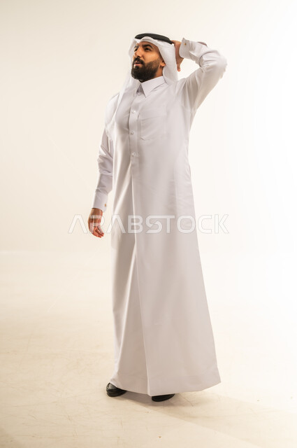 ايماءات تذكر امر ما، الشعور بالدهشة والذهول، النسيان والسهو والغفلة، بورتريه لرجل عربي خليجي قطري يرتدي الثوب التقليدي والغتلرة يضع يده على رأسه بتعابير الصدمة، صورة الجسم بالطول الكامل، خلفية بيضاء