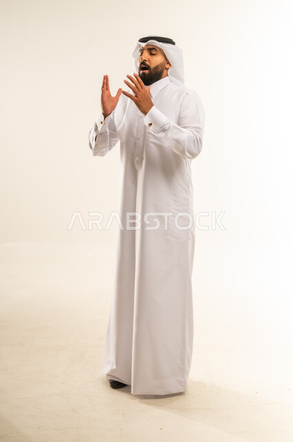 التهاب الأنف التحسسي, الشعور بالمرض و الزكام والحاجة الى العلاج والدواء, بورتريه لشاب عربي خليجي قطري يرتدي الثوب التقليدي والغترة يضع يديه على وجهه بإيماءات العطاس, صوة الجسم بالطول الكامل، خلفية بيضاء
